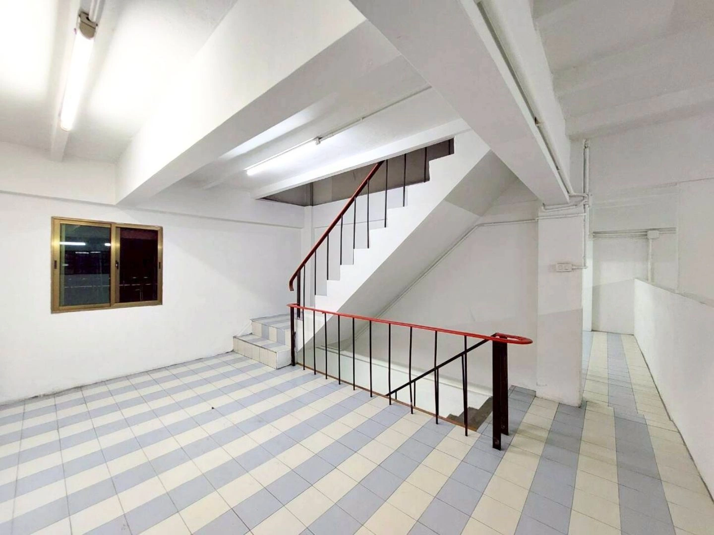 ให้เช่าตึก 2 คูหา (ตีทะลุชั้น 1 และชั้นลอย) หมู่บ้านธนินทร ติดถนนวิภาวดี ใกล้ดอนเมือง ทำเลศักยภาพที่รถสัญจรผ่านตลอดวัน