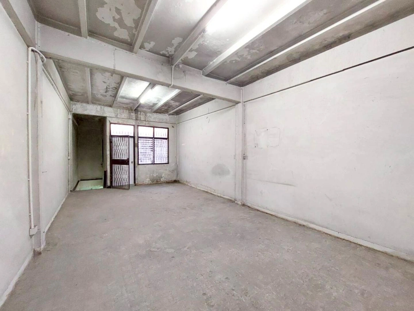 ให้เช่าตึก 2 คูหา (ตีทะลุชั้น 1 และชั้นลอย) หมู่บ้านธนินทร ติดถนนวิภาวดี ใกล้ดอนเมือง ทำเลศักยภาพที่รถสัญจรผ่านตลอดวัน