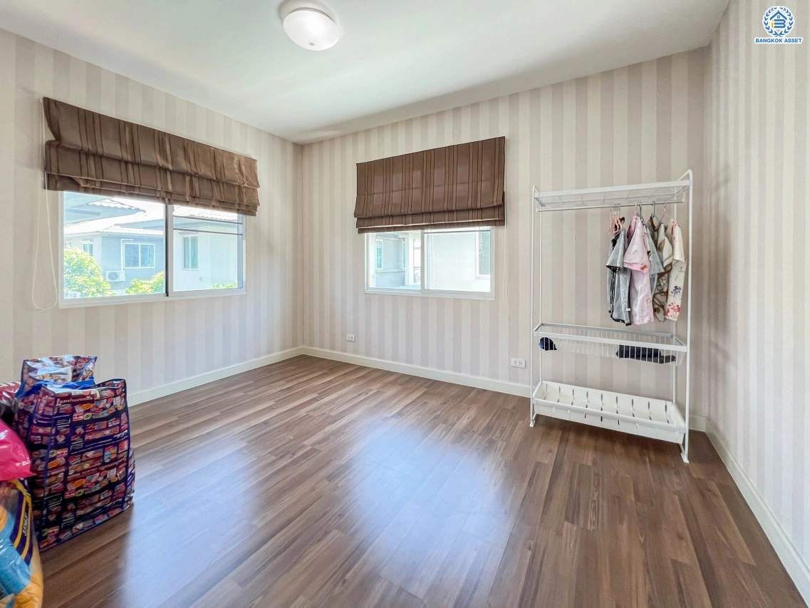 บ้านเดี่ยวมือสองปทุมธานี โครงการ ฮาบิเทียบอนด์ ราชพฤกษ์ แบรนด์คุณภาพจาก แสนสิริ เนื้อที่ 52.60 ตร.ว. พื้นที่ใช้สอย 169 ตร.ม. ฟังก์ชั่น 3 ห้องนอน 3 ห้องน้ำ 2 ที่จอด เชื่อมต่อทั้งถนนราชพฤกษ์ ,ถนนแจ้งวัฒนะ และ ใกล้จุดขึ้นทางด่วน "ศรีสมาน"