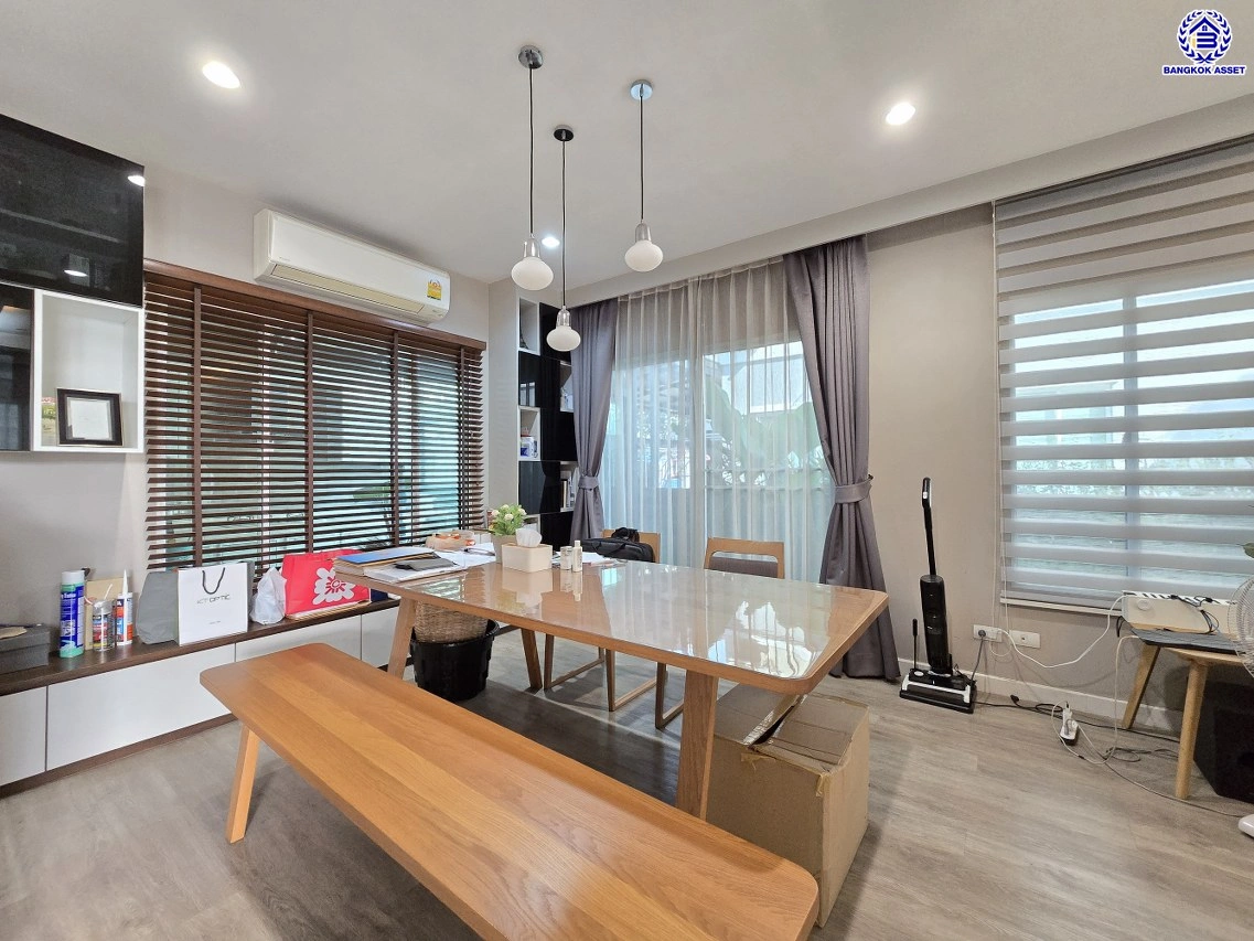 บ้านเดี่ยวมือสองกรุงเทพฯ โครงการ เดอะแพลนท์ เอ็กซ์คลูซีฟ สรงประภา-แจ้งวัฒนะ เนื้อที่ 52.30 ตร.ว. พื้นที่ใช้สอย 150 ตร.ม. ฟังก์ชัน 3 ห้องนอน 3 ห้องน้ำ 2 ที่จอดรถ บนทำเลเชื่อมต่อถนนเลียบคลองประปา, ถนนเชิดวุฒากาศ, ถนนศรีสมาน ใกล้อิมแพคอารีน่า เมืองทอง, ไอทีสแควร์ หลักสี่