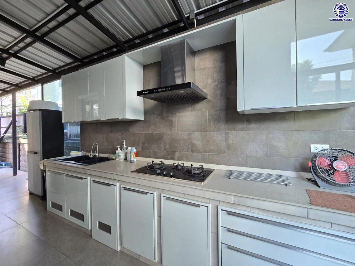 บ้านเดี่ยวมือสองกรุงเทพฯ โครงการ เดอะแพลนท์ เอ็กซ์คลูซีฟ สรงประภา-แจ้งวัฒนะ เนื้อที่ 52.30 ตร.ว. พื้นที่ใช้สอย 150 ตร.ม. ฟังก์ชัน 3 ห้องนอน 3 ห้องน้ำ 2 ที่จอดรถ บนทำเลเชื่อมต่อถนนเลียบคลองประปา, ถนนเชิดวุฒากาศ, ถนนศรีสมาน ใกล้อิมแพคอารีน่า เมืองทอง, ไอทีสแควร์ หลักสี่