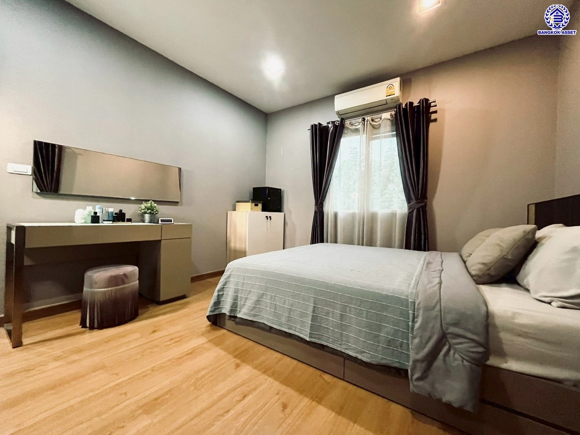 บ้านเดี่ยวมือสองกรุงเทพฯ โครงการ เดอะแพลนท์ เอ็กซ์คลูซีฟ สรงประภา-แจ้งวัฒนะ เนื้อที่ 52.30 ตร.ว. พื้นที่ใช้สอย 150 ตร.ม. ฟังก์ชัน 3 ห้องนอน 3 ห้องน้ำ 2 ที่จอดรถ บนทำเลเชื่อมต่อถนนเลียบคลองประปา, ถนนเชิดวุฒากาศ, ถนนศรีสมาน ใกล้อิมแพคอารีน่า เมืองทอง, ไอทีสแควร์ หลักสี่