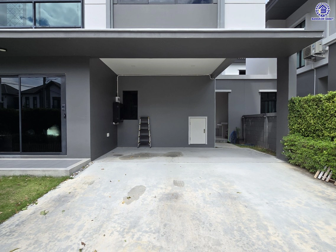 บ้านแฝดมือสองนนทบุรี โครงการ บริทาเนีย วงแหวน-ปิ่นเกล้า หลังมุม เนื้อที่ 39.20 ตร.ว. พื้นที่ใช้สอย 140 ตร.ม. ฟังก์ชัน 3 ห้องนอน 3 ห้องน้ำ 2 ที่จอดรถ บ้านสภาพดีพร้อมแถมฟรี! เครื่องปรับอากาศ บนทำเลแห่งการเดินทาง เชื่อมต่อถนนกาญจนาภิเษก, ถนนนครอินทร์, ถนนรัตนาธิเบศร์ ใกล้รถไฟฟ้าสายสีม่วง "สถานีตลาดบางใ