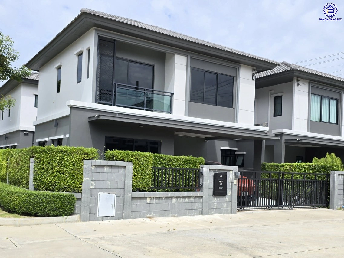 บ้านแฝดมือสองนนทบุรี โครงการ บริทาเนีย วงแหวน-ปิ่นเกล้า หลังมุม เนื้อที่ 39.20 ตร.ว. พื้นที่ใช้สอย 140 ตร.ม. ฟังก์ชัน 3 ห้องนอน 3 ห้องน้ำ 2 ที่จอดรถ บ้านสภาพดีพร้อมแถมฟรี! เครื่องปรับอากาศ บนทำเลแห่งการเดินทาง เชื่อมต่อถนนกาญจนาภิเษก, ถนนนครอินทร์, ถนนรัตนาธิเบศร์ ใกล้รถไฟฟ้าสายสีม่วง "สถานีตลาดบางใ