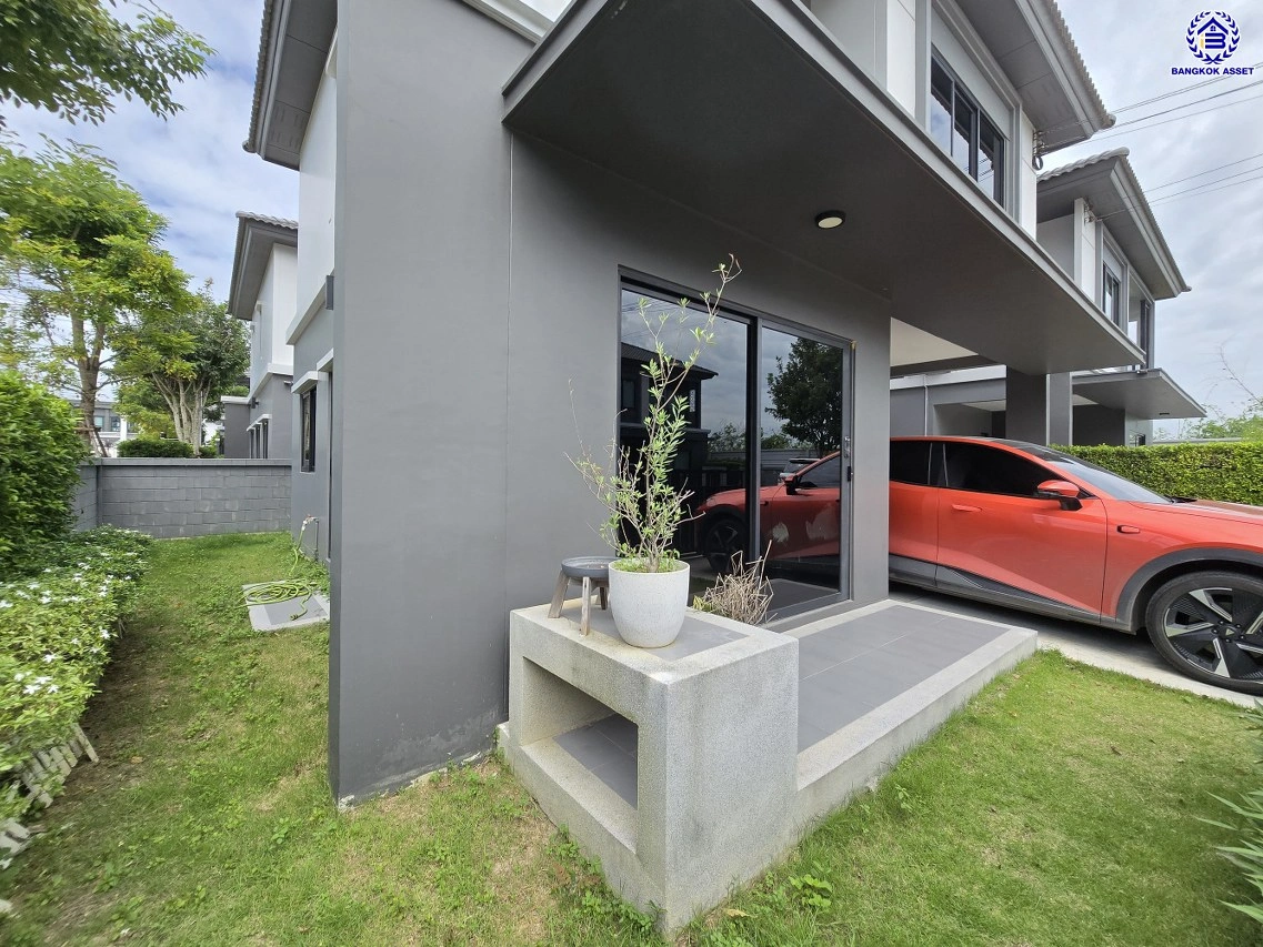 บ้านแฝดมือสองนนทบุรี โครงการ บริทาเนีย วงแหวน-ปิ่นเกล้า หลังมุม เนื้อที่ 39.20 ตร.ว. พื้นที่ใช้สอย 140 ตร.ม. ฟังก์ชัน 3 ห้องนอน 3 ห้องน้ำ 2 ที่จอดรถ บ้านสภาพดีพร้อมแถมฟรี! เครื่องปรับอากาศ บนทำเลแห่งการเดินทาง เชื่อมต่อถนนกาญจนาภิเษก, ถนนนครอินทร์, ถนนรัตนาธิเบศร์ ใกล้รถไฟฟ้าสายสีม่วง "สถานีตลาดบางใ