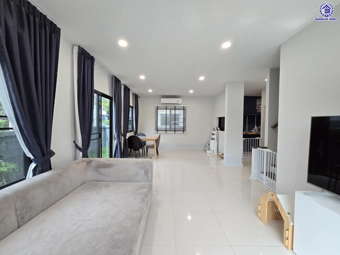 บ้านแฝดมือสองนนทบุรี โครงการ บริทาเนีย วงแหวน-ปิ่นเกล้า หลังมุม เนื้อที่ 39.20 ตร.ว. พื้นที่ใช้สอย 140 ตร.ม. ฟังก์ชัน 3 ห้องนอน 3 ห้องน้ำ 2 ที่จอดรถ บ้านสภาพดีพร้อมแถมฟรี! เครื่องปรับอากาศ บนทำเลแห่งการเดินทาง เชื่อมต่อถนนกาญจนาภิเษก, ถนนนครอินทร์, ถนนรัตนาธิเบศร์ ใกล้รถไฟฟ้าสายสีม่วง "สถานีตลาดบางใ