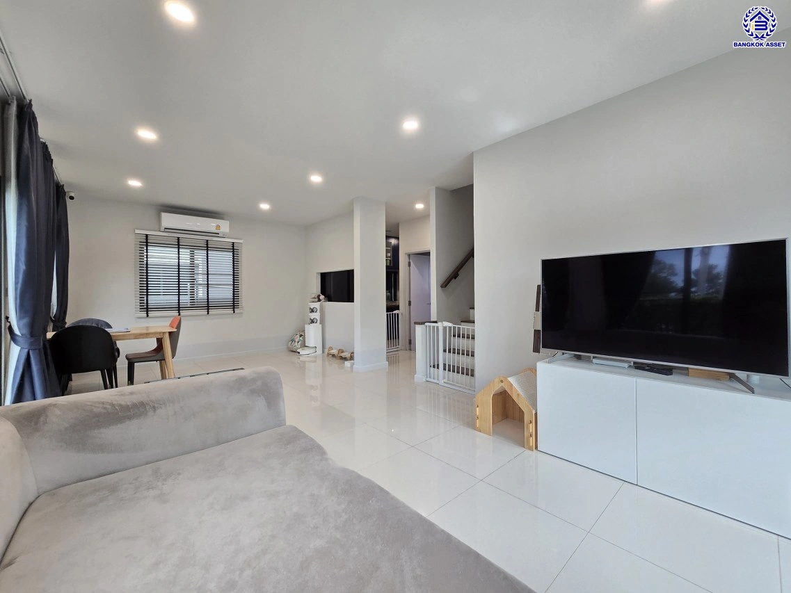 บ้านแฝดมือสองนนทบุรี โครงการ บริทาเนีย วงแหวน-ปิ่นเกล้า หลังมุม เนื้อที่ 39.20 ตร.ว. พื้นที่ใช้สอย 140 ตร.ม. ฟังก์ชัน 3 ห้องนอน 3 ห้องน้ำ 2 ที่จอดรถ บ้านสภาพดีพร้อมแถมฟรี! เครื่องปรับอากาศ บนทำเลแห่งการเดินทาง เชื่อมต่อถนนกาญจนาภิเษก, ถนนนครอินทร์, ถนนรัตนาธิเบศร์ ใกล้รถไฟฟ้าสายสีม่วง "สถานีตลาดบางใ