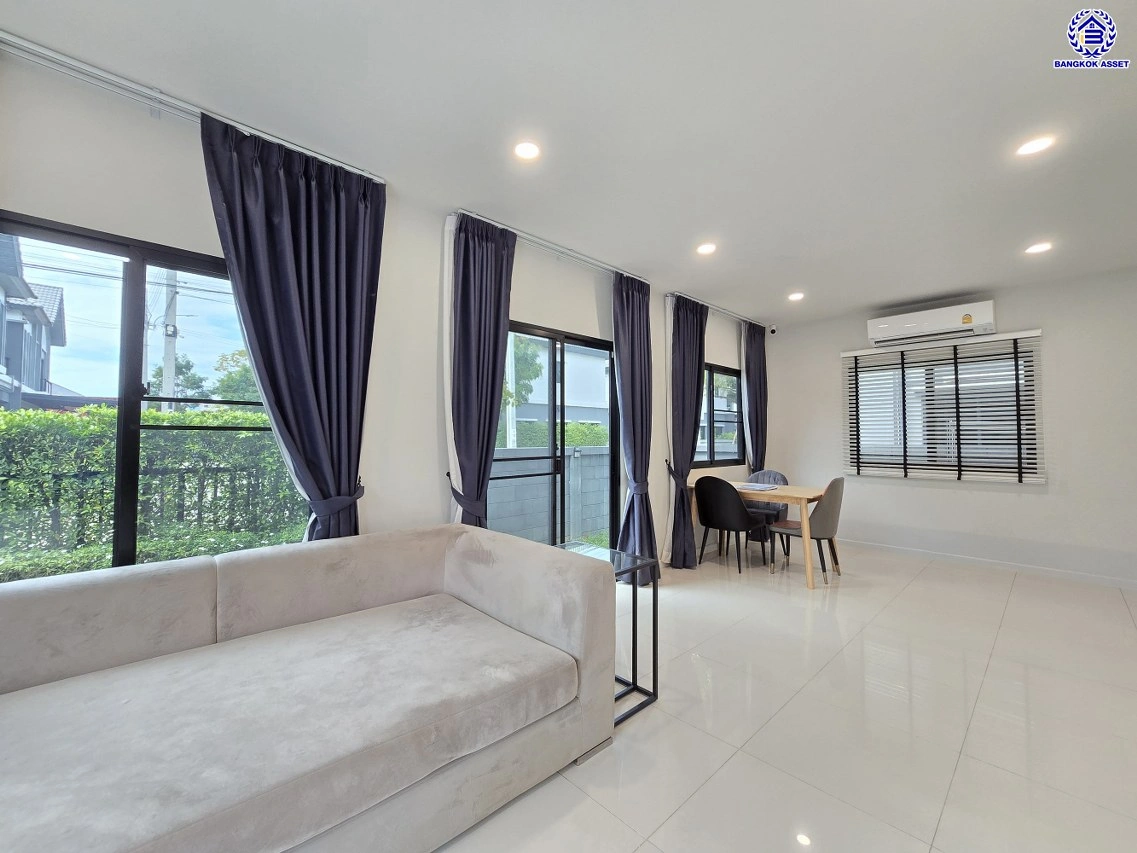 บ้านแฝดมือสองนนทบุรี โครงการ บริทาเนีย วงแหวน-ปิ่นเกล้า หลังมุม เนื้อที่ 39.20 ตร.ว. พื้นที่ใช้สอย 140 ตร.ม. ฟังก์ชัน 3 ห้องนอน 3 ห้องน้ำ 2 ที่จอดรถ บ้านสภาพดีพร้อมแถมฟรี! เครื่องปรับอากาศ บนทำเลแห่งการเดินทาง เชื่อมต่อถนนกาญจนาภิเษก, ถนนนครอินทร์, ถนนรัตนาธิเบศร์ ใกล้รถไฟฟ้าสายสีม่วง "สถานีตลาดบางใ