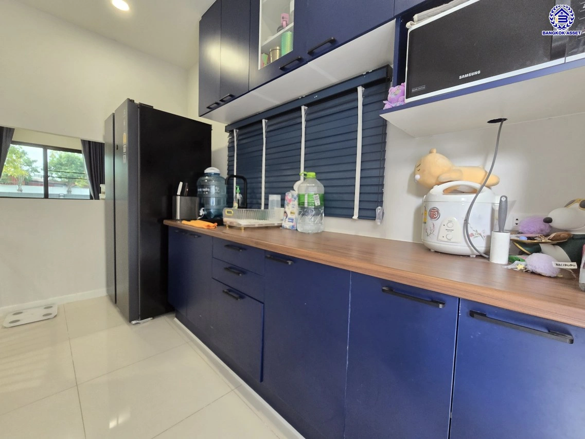 บ้านแฝดมือสองนนทบุรี โครงการ บริทาเนีย วงแหวน-ปิ่นเกล้า หลังมุม เนื้อที่ 39.20 ตร.ว. พื้นที่ใช้สอย 140 ตร.ม. ฟังก์ชัน 3 ห้องนอน 3 ห้องน้ำ 2 ที่จอดรถ บ้านสภาพดีพร้อมแถมฟรี! เครื่องปรับอากาศ บนทำเลแห่งการเดินทาง เชื่อมต่อถนนกาญจนาภิเษก, ถนนนครอินทร์, ถนนรัตนาธิเบศร์ ใกล้รถไฟฟ้าสายสีม่วง "สถานีตลาดบางใ