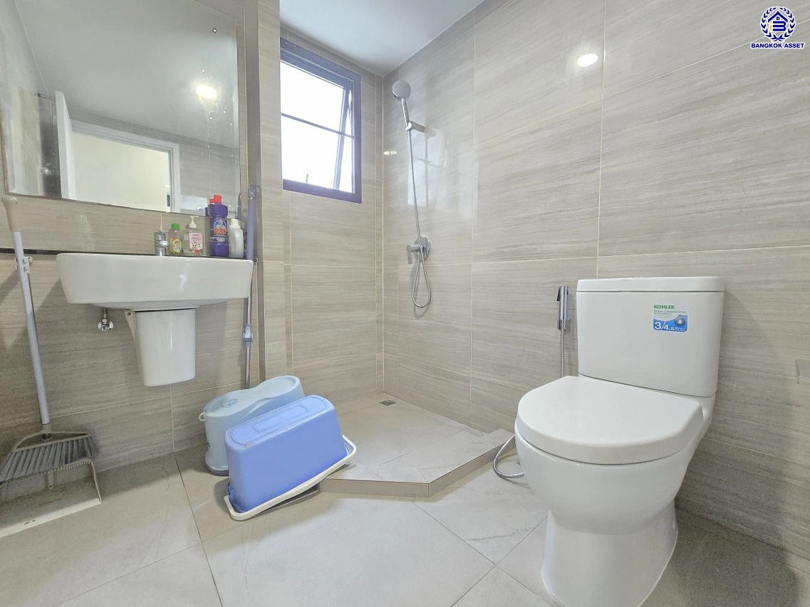 บ้านแฝดมือสองนนทบุรี โครงการ บริทาเนีย วงแหวน-ปิ่นเกล้า หลังมุม เนื้อที่ 39.20 ตร.ว. พื้นที่ใช้สอย 140 ตร.ม. ฟังก์ชัน 3 ห้องนอน 3 ห้องน้ำ 2 ที่จอดรถ บ้านสภาพดีพร้อมแถมฟรี! เครื่องปรับอากาศ บนทำเลแห่งการเดินทาง เชื่อมต่อถนนกาญจนาภิเษก, ถนนนครอินทร์, ถนนรัตนาธิเบศร์ ใกล้รถไฟฟ้าสายสีม่วง "สถานีตลาดบางใ