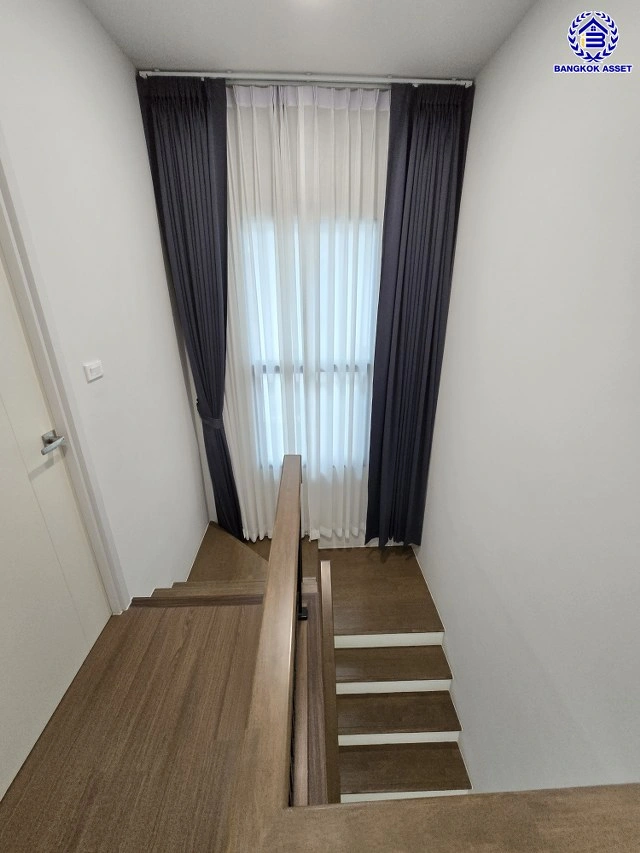 บ้านแฝดมือสองนนทบุรี โครงการ บริทาเนีย วงแหวน-ปิ่นเกล้า หลังมุม เนื้อที่ 39.20 ตร.ว. พื้นที่ใช้สอย 140 ตร.ม. ฟังก์ชัน 3 ห้องนอน 3 ห้องน้ำ 2 ที่จอดรถ บ้านสภาพดีพร้อมแถมฟรี! เครื่องปรับอากาศ บนทำเลแห่งการเดินทาง เชื่อมต่อถนนกาญจนาภิเษก, ถนนนครอินทร์, ถนนรัตนาธิเบศร์ ใกล้รถไฟฟ้าสายสีม่วง "สถานีตลาดบางใ