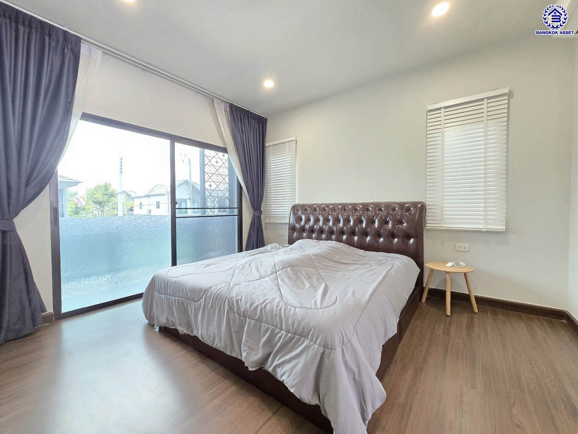 บ้านแฝดมือสองนนทบุรี โครงการ บริทาเนีย วงแหวน-ปิ่นเกล้า หลังมุม เนื้อที่ 39.20 ตร.ว. พื้นที่ใช้สอย 140 ตร.ม. ฟังก์ชัน 3 ห้องนอน 3 ห้องน้ำ 2 ที่จอดรถ บ้านสภาพดีพร้อมแถมฟรี! เครื่องปรับอากาศ บนทำเลแห่งการเดินทาง เชื่อมต่อถนนกาญจนาภิเษก, ถนนนครอินทร์, ถนนรัตนาธิเบศร์ ใกล้รถไฟฟ้าสายสีม่วง "สถานีตลาดบางใ