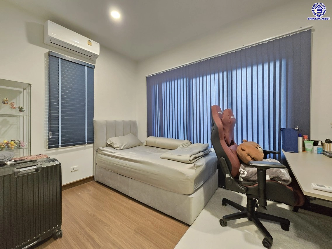 บ้านแฝดมือสองนนทบุรี โครงการ บริทาเนีย วงแหวน-ปิ่นเกล้า หลังมุม เนื้อที่ 39.20 ตร.ว. พื้นที่ใช้สอย 140 ตร.ม. ฟังก์ชัน 3 ห้องนอน 3 ห้องน้ำ 2 ที่จอดรถ บ้านสภาพดีพร้อมแถมฟรี! เครื่องปรับอากาศ บนทำเลแห่งการเดินทาง เชื่อมต่อถนนกาญจนาภิเษก, ถนนนครอินทร์, ถนนรัตนาธิเบศร์ ใกล้รถไฟฟ้าสายสีม่วง "สถานีตลาดบางใ