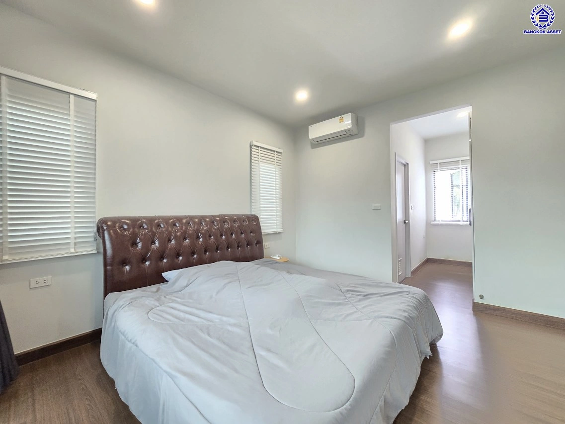 บ้านแฝดมือสองนนทบุรี โครงการ บริทาเนีย วงแหวน-ปิ่นเกล้า หลังมุม เนื้อที่ 39.20 ตร.ว. พื้นที่ใช้สอย 140 ตร.ม. ฟังก์ชัน 3 ห้องนอน 3 ห้องน้ำ 2 ที่จอดรถ บ้านสภาพดีพร้อมแถมฟรี! เครื่องปรับอากาศ บนทำเลแห่งการเดินทาง เชื่อมต่อถนนกาญจนาภิเษก, ถนนนครอินทร์, ถนนรัตนาธิเบศร์ ใกล้รถไฟฟ้าสายสีม่วง "สถานีตลาดบางใ