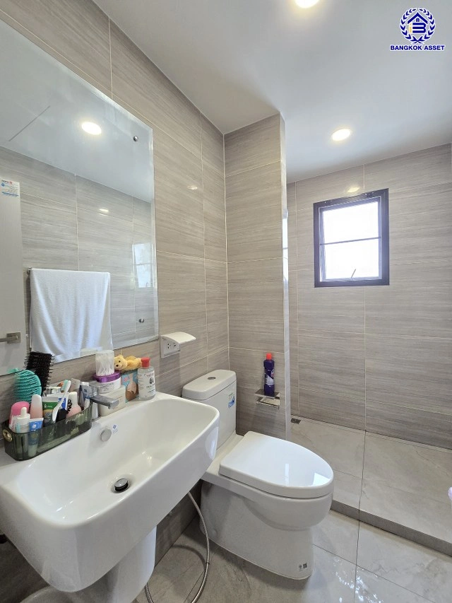 บ้านแฝดมือสองนนทบุรี โครงการ บริทาเนีย วงแหวน-ปิ่นเกล้า หลังมุม เนื้อที่ 39.20 ตร.ว. พื้นที่ใช้สอย 140 ตร.ม. ฟังก์ชัน 3 ห้องนอน 3 ห้องน้ำ 2 ที่จอดรถ บ้านสภาพดีพร้อมแถมฟรี! เครื่องปรับอากาศ บนทำเลแห่งการเดินทาง เชื่อมต่อถนนกาญจนาภิเษก, ถนนนครอินทร์, ถนนรัตนาธิเบศร์ ใกล้รถไฟฟ้าสายสีม่วง "สถานีตลาดบางใ