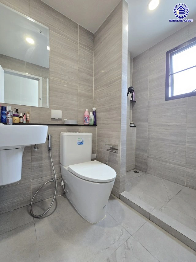 บ้านแฝดมือสองนนทบุรี โครงการ บริทาเนีย วงแหวน-ปิ่นเกล้า หลังมุม เนื้อที่ 39.20 ตร.ว. พื้นที่ใช้สอย 140 ตร.ม. ฟังก์ชัน 3 ห้องนอน 3 ห้องน้ำ 2 ที่จอดรถ บ้านสภาพดีพร้อมแถมฟรี! เครื่องปรับอากาศ บนทำเลแห่งการเดินทาง เชื่อมต่อถนนกาญจนาภิเษก, ถนนนครอินทร์, ถนนรัตนาธิเบศร์ ใกล้รถไฟฟ้าสายสีม่วง "สถานีตลาดบางใ