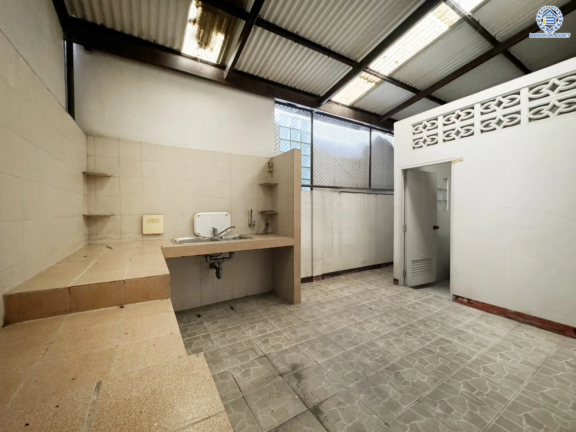 ทาวน์โฮมมือสองนนทบุรี โครงการ พิบูลย์การ์เด้นวิลล์ พิบูลย์สงคราม16 เนื้อที่ 26.20 ตร.ว. พื้นที่ใช้สอย 200 ตร.ม. ฟังก์ชัน 4 ห้องนอน 5 ห้องน้ำ 2 ที่จอดรถ บนทำเลเชื่อมถนนพิบูลย์สงคราม, ถนนวงศ์สว่าง, ถนนนครอินทร์ และถนนติวานนท์ ใกล้รถไฟฟ้าสายสีม่วง "สถานีแยกติวานนท์" ใกล้จุดขึ้นทางด่วน "ศรีรัช-วงแหวนรอบ