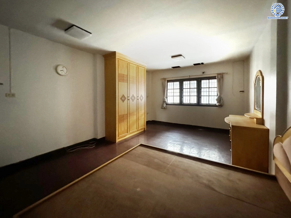 ทาวน์โฮมมือสองนนทบุรี โครงการ พิบูลย์การ์เด้นวิลล์ พิบูลย์สงคราม16 เนื้อที่ 26.20 ตร.ว. พื้นที่ใช้สอย 200 ตร.ม. ฟังก์ชัน 4 ห้องนอน 5 ห้องน้ำ 2 ที่จอดรถ บนทำเลเชื่อมถนนพิบูลย์สงคราม, ถนนวงศ์สว่าง, ถนนนครอินทร์ และถนนติวานนท์ ใกล้รถไฟฟ้าสายสีม่วง "สถานีแยกติวานนท์" ใกล้จุดขึ้นทางด่วน "ศรีรัช-วงแหวนรอบ