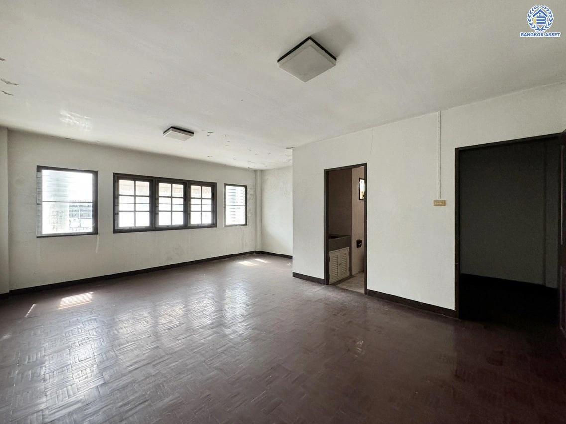 ทาวน์โฮมมือสองนนทบุรี โครงการ พิบูลย์การ์เด้นวิลล์ พิบูลย์สงคราม16 เนื้อที่ 26.20 ตร.ว. พื้นที่ใช้สอย 200 ตร.ม. ฟังก์ชัน 4 ห้องนอน 5 ห้องน้ำ 2 ที่จอดรถ บนทำเลเชื่อมถนนพิบูลย์สงคราม, ถนนวงศ์สว่าง, ถนนนครอินทร์ และถนนติวานนท์ ใกล้รถไฟฟ้าสายสีม่วง "สถานีแยกติวานนท์" ใกล้จุดขึ้นทางด่วน "ศรีรัช-วงแหวนรอบ