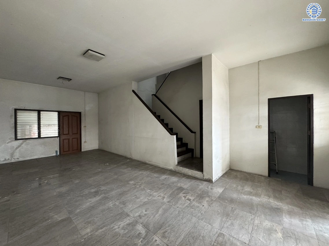 ทาวน์โฮมมือสองนนทบุรี โครงการ พิบูลย์การ์เด้นวิลล์ พิบูลย์สงคราม16 เนื้อที่เกือบ 35.8 ตร.ว. พื้นที่ใช้สอย 200 ตร.ม. ฟังก์ชัน 4 ห้องนอน 5 ห้องน้ำ บนสุดยอดทำเล เชื่อมถนนพิบูลย์สงคราม, ถนนวงศ์สว่าง, ถนนนครอินทร์ และถนนติวานนท์ ใกล้รถไฟฟ้าสายสีม่วง "สถานีแยกติวานนท์" และจุดขึ้นทางด่วน "ศรีรัช-วงแหวนรอบน