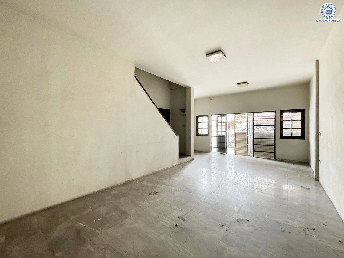 ทาวน์โฮมมือสองนนทบุรี โครงการ พิบูลย์การ์เด้นวิลล์ พิบูลย์สงคราม16 เนื้อที่เกือบ 35.8 ตร.ว. พื้นที่ใช้สอย 200 ตร.ม. ฟังก์ชัน 4 ห้องนอน 5 ห้องน้ำ บนสุดยอดทำเล เชื่อมถนนพิบูลย์สงคราม, ถนนวงศ์สว่าง, ถนนนครอินทร์ และถนนติวานนท์ ใกล้รถไฟฟ้าสายสีม่วง "สถานีแยกติวานนท์" และจุดขึ้นทางด่วน "ศรีรัช-วงแหวนรอบน