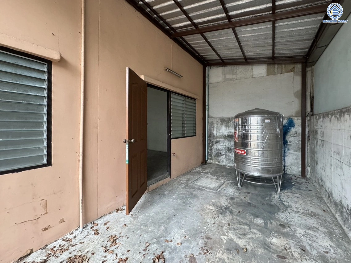 ทาวน์โฮมมือสองนนทบุรี โครงการ พิบูลย์การ์เด้นวิลล์ พิบูลย์สงคราม16 เนื้อที่เกือบ 35.8 ตร.ว. พื้นที่ใช้สอย 200 ตร.ม. ฟังก์ชัน 4 ห้องนอน 5 ห้องน้ำ บนสุดยอดทำเล เชื่อมถนนพิบูลย์สงคราม, ถนนวงศ์สว่าง, ถนนนครอินทร์ และถนนติวานนท์ ใกล้รถไฟฟ้าสายสีม่วง "สถานีแยกติวานนท์" และจุดขึ้นทางด่วน "ศรีรัช-วงแหวนรอบน