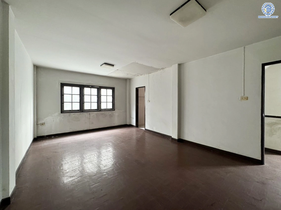 ทาวน์โฮมมือสองนนทบุรี โครงการ พิบูลย์การ์เด้นวิลล์ พิบูลย์สงคราม16 เนื้อที่เกือบ 35.8 ตร.ว. พื้นที่ใช้สอย 200 ตร.ม. ฟังก์ชัน 4 ห้องนอน 5 ห้องน้ำ บนสุดยอดทำเล เชื่อมถนนพิบูลย์สงคราม, ถนนวงศ์สว่าง, ถนนนครอินทร์ และถนนติวานนท์ ใกล้รถไฟฟ้าสายสีม่วง "สถานีแยกติวานนท์" และจุดขึ้นทางด่วน "ศรีรัช-วงแหวนรอบน