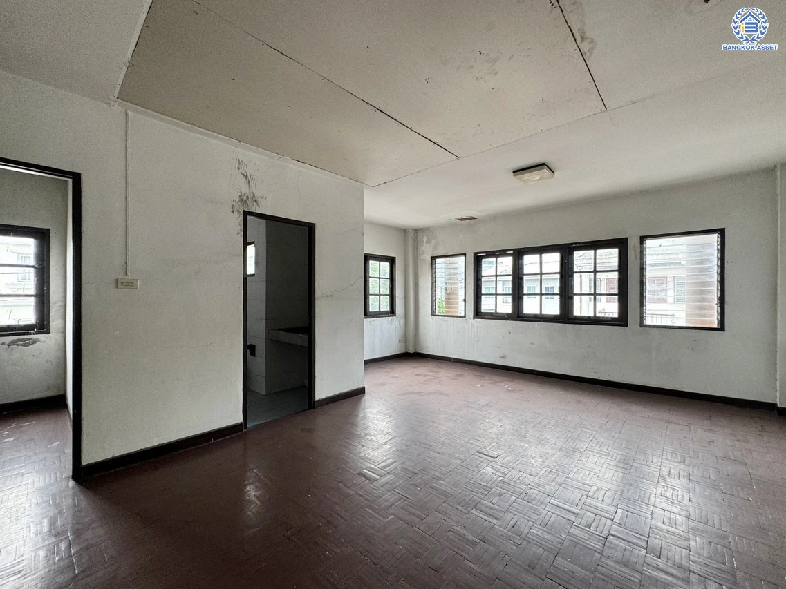 ทาวน์โฮมมือสองนนทบุรี โครงการ พิบูลย์การ์เด้นวิลล์ พิบูลย์สงคราม16 เนื้อที่เกือบ 35.8 ตร.ว. พื้นที่ใช้สอย 200 ตร.ม. ฟังก์ชัน 4 ห้องนอน 5 ห้องน้ำ บนสุดยอดทำเล เชื่อมถนนพิบูลย์สงคราม, ถนนวงศ์สว่าง, ถนนนครอินทร์ และถนนติวานนท์ ใกล้รถไฟฟ้าสายสีม่วง "สถานีแยกติวานนท์" และจุดขึ้นทางด่วน "ศรีรัช-วงแหวนรอบน