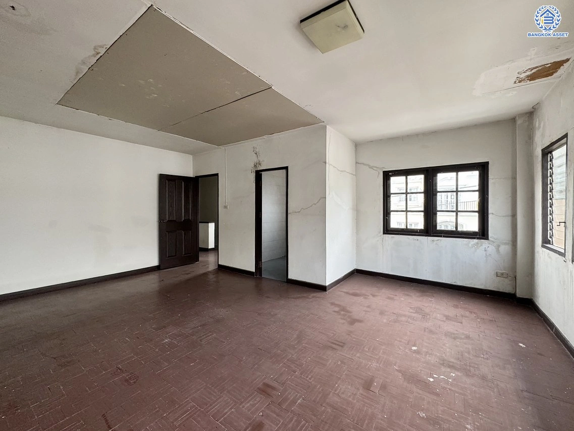 ทาวน์โฮมมือสองนนทบุรี โครงการ พิบูลย์การ์เด้นวิลล์ พิบูลย์สงคราม16 เนื้อที่เกือบ 35.8 ตร.ว. พื้นที่ใช้สอย 200 ตร.ม. ฟังก์ชัน 4 ห้องนอน 5 ห้องน้ำ บนสุดยอดทำเล เชื่อมถนนพิบูลย์สงคราม, ถนนวงศ์สว่าง, ถนนนครอินทร์ และถนนติวานนท์ ใกล้รถไฟฟ้าสายสีม่วง "สถานีแยกติวานนท์" และจุดขึ้นทางด่วน "ศรีรัช-วงแหวนรอบน