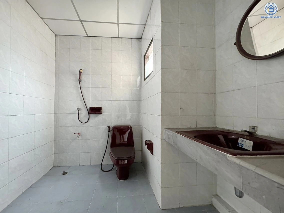 ทาวน์โฮมมือสองนนทบุรี โครงการ พิบูลย์การ์เด้นวิลล์ พิบูลย์สงคราม16 เนื้อที่เกือบ 35.8 ตร.ว. พื้นที่ใช้สอย 200 ตร.ม. ฟังก์ชัน 4 ห้องนอน 5 ห้องน้ำ บนสุดยอดทำเล เชื่อมถนนพิบูลย์สงคราม, ถนนวงศ์สว่าง, ถนนนครอินทร์ และถนนติวานนท์ ใกล้รถไฟฟ้าสายสีม่วง "สถานีแยกติวานนท์" และจุดขึ้นทางด่วน "ศรีรัช-วงแหวนรอบน