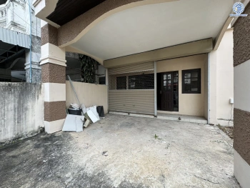 ทาวน์โฮมมือสองนนทบุรี โครงการ พิบูลย์การ์เด้นวิลล์ พิบูลย์สงคราม16 เนื้อที่เกือบ 35.8 ตร.ว. พื้นที่ใช้สอย 200 ตร.ม. ฟังก์ชัน 4 ห้องนอน 5 ห้องน้ำ บนสุดยอดทำเล เชื่อมถนนพิบูลย์สงคราม, ถนนวงศ์สว่าง, ถนนนครอินทร์ และถนนติวานนท์ ใกล้รถไฟฟ้าสายสีม่วง "สถานีแยกติวานนท์" และจุดขึ้นทางด่วน "ศรีรัช-วงแหวนรอบน