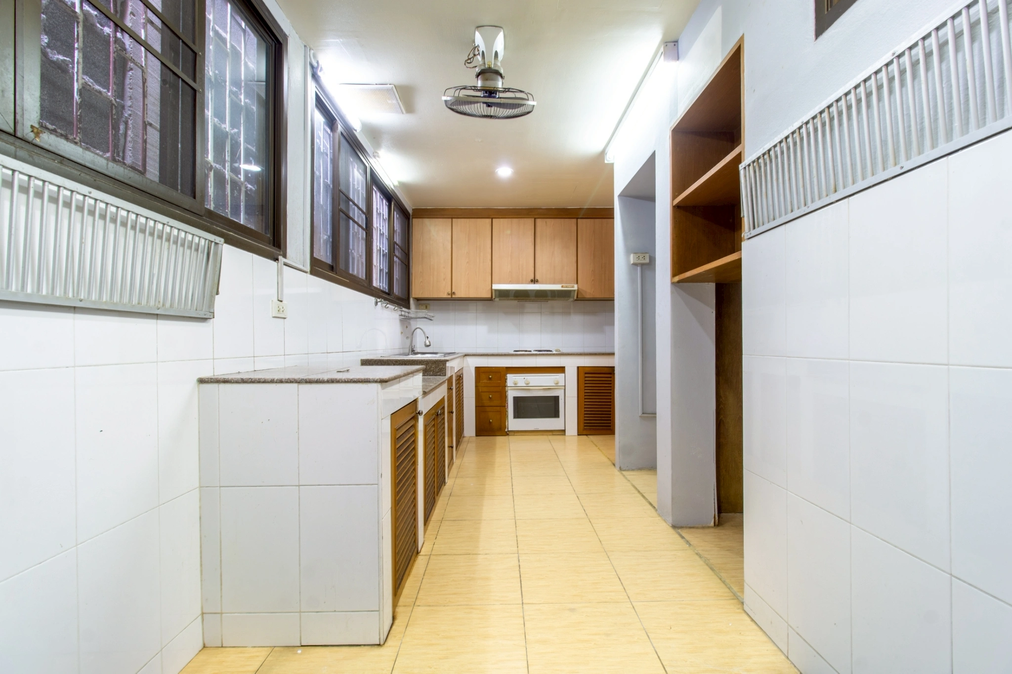 บ้านทาวน์โฮม 3 ชั้นบน “ทำเลที่หาไม่ได้แล้ว” กลางสาทร-เย็นอากาศ-พระราม 4 ซอยศรีบำเพ็ญ