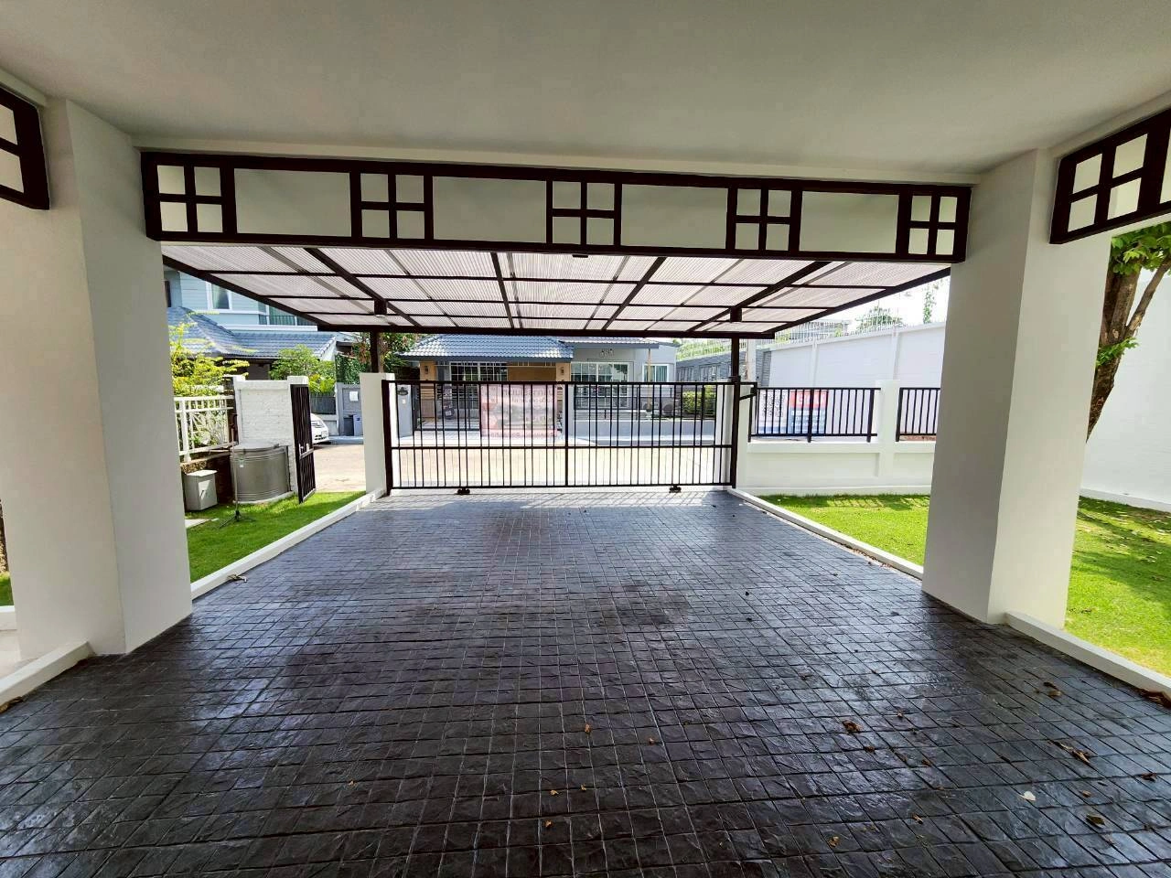 ปริญญดา เกษตร-นวมินทร์ แจ่มจันทร์ (หลังมุม)