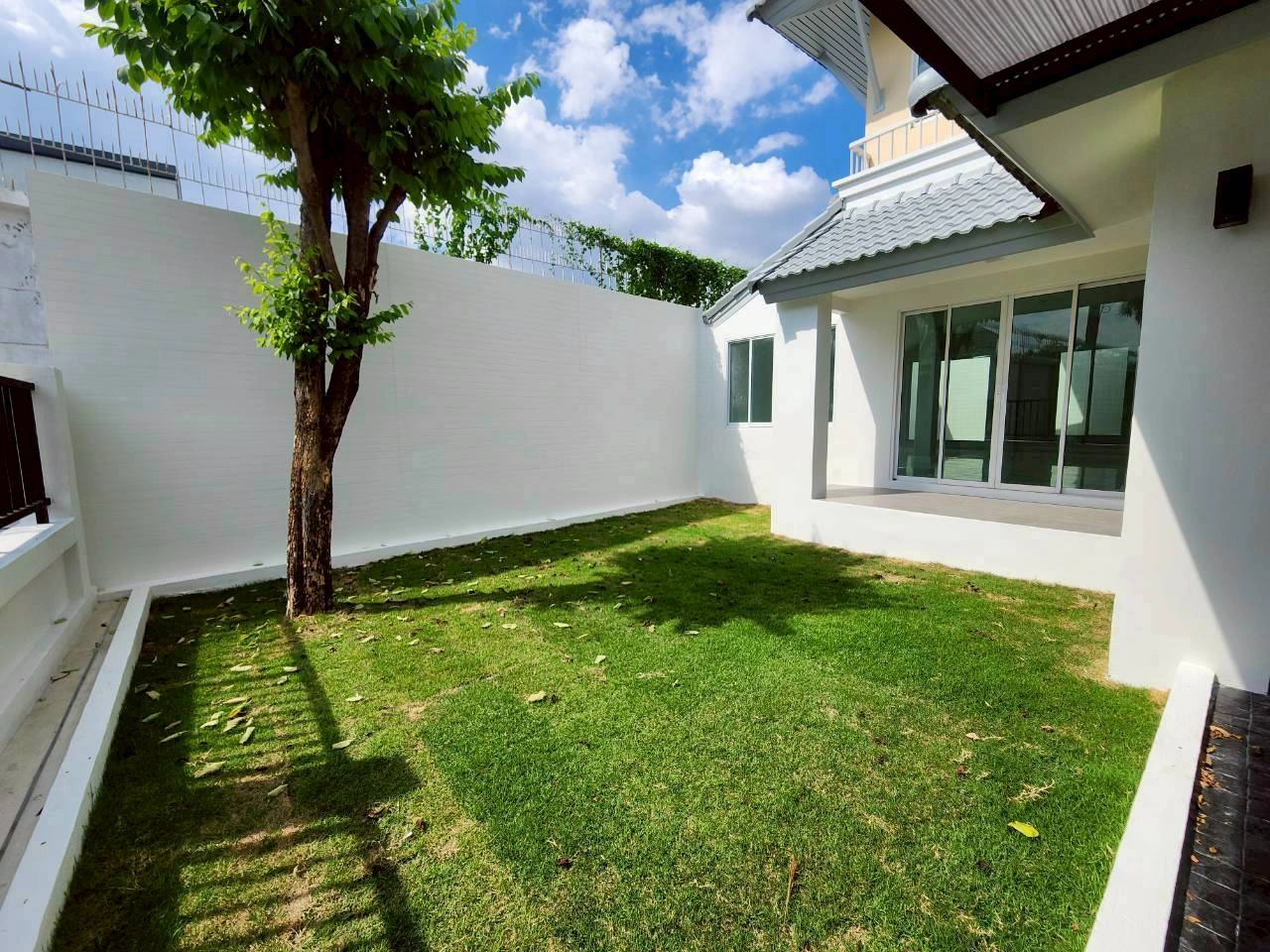 ปริญญดา เกษตร-นวมินทร์ แจ่มจันทร์ (หลังมุม)