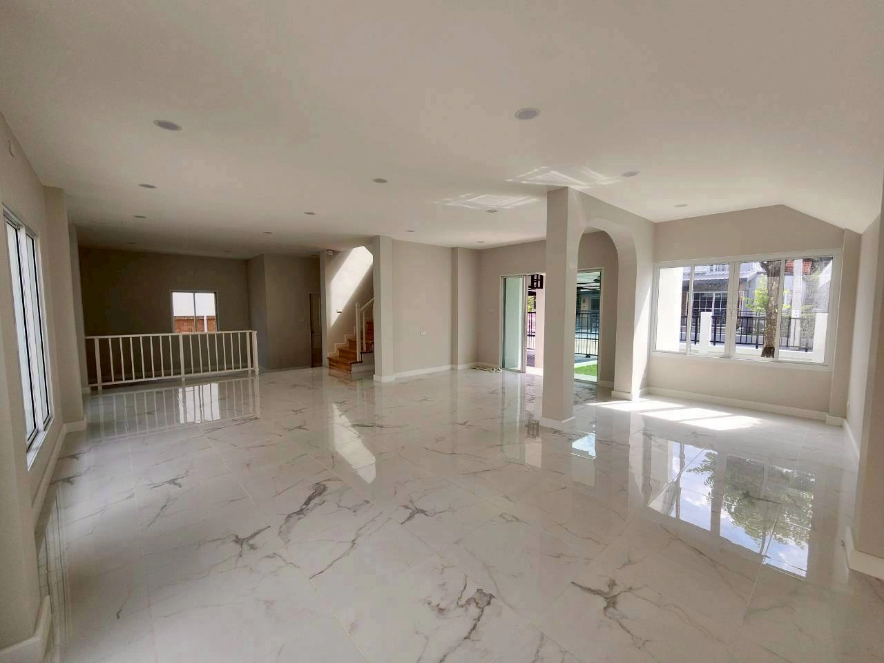 ปริญญดา เกษตร-นวมินทร์ แจ่มจันทร์ (หลังมุม)