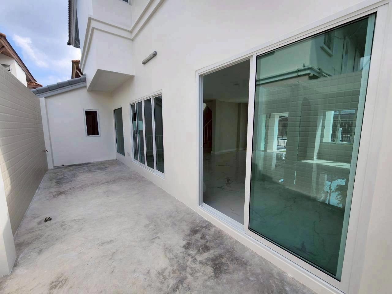 ปริญญดา เกษตร-นวมินทร์ แจ่มจันทร์ (หลังมุม)