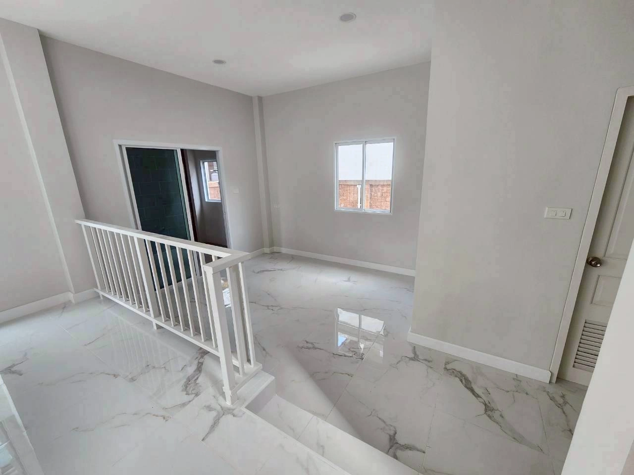 ปริญญดา เกษตร-นวมินทร์ แจ่มจันทร์ (หลังมุม)