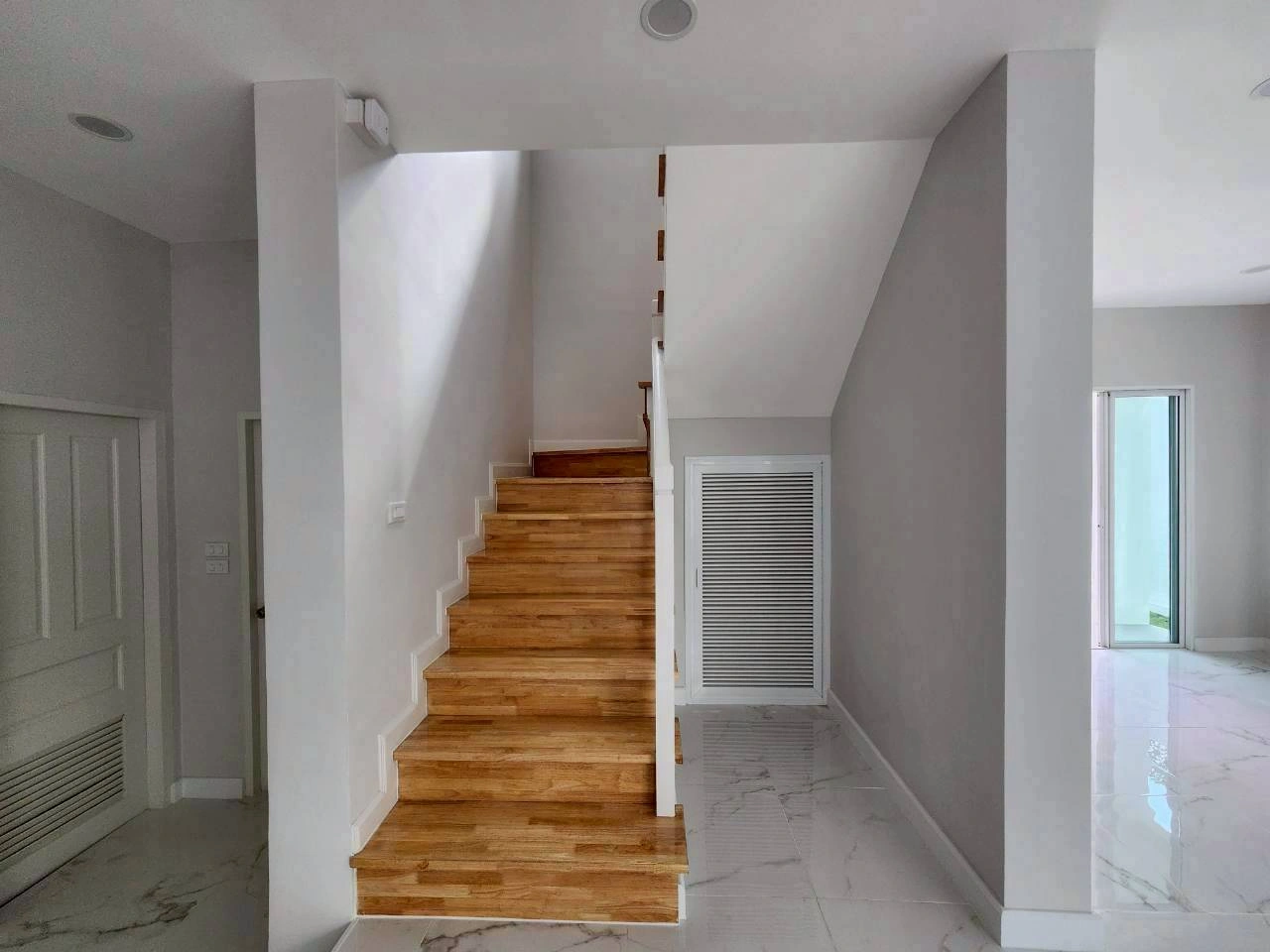 ปริญญดา เกษตร-นวมินทร์ แจ่มจันทร์ (หลังมุม)