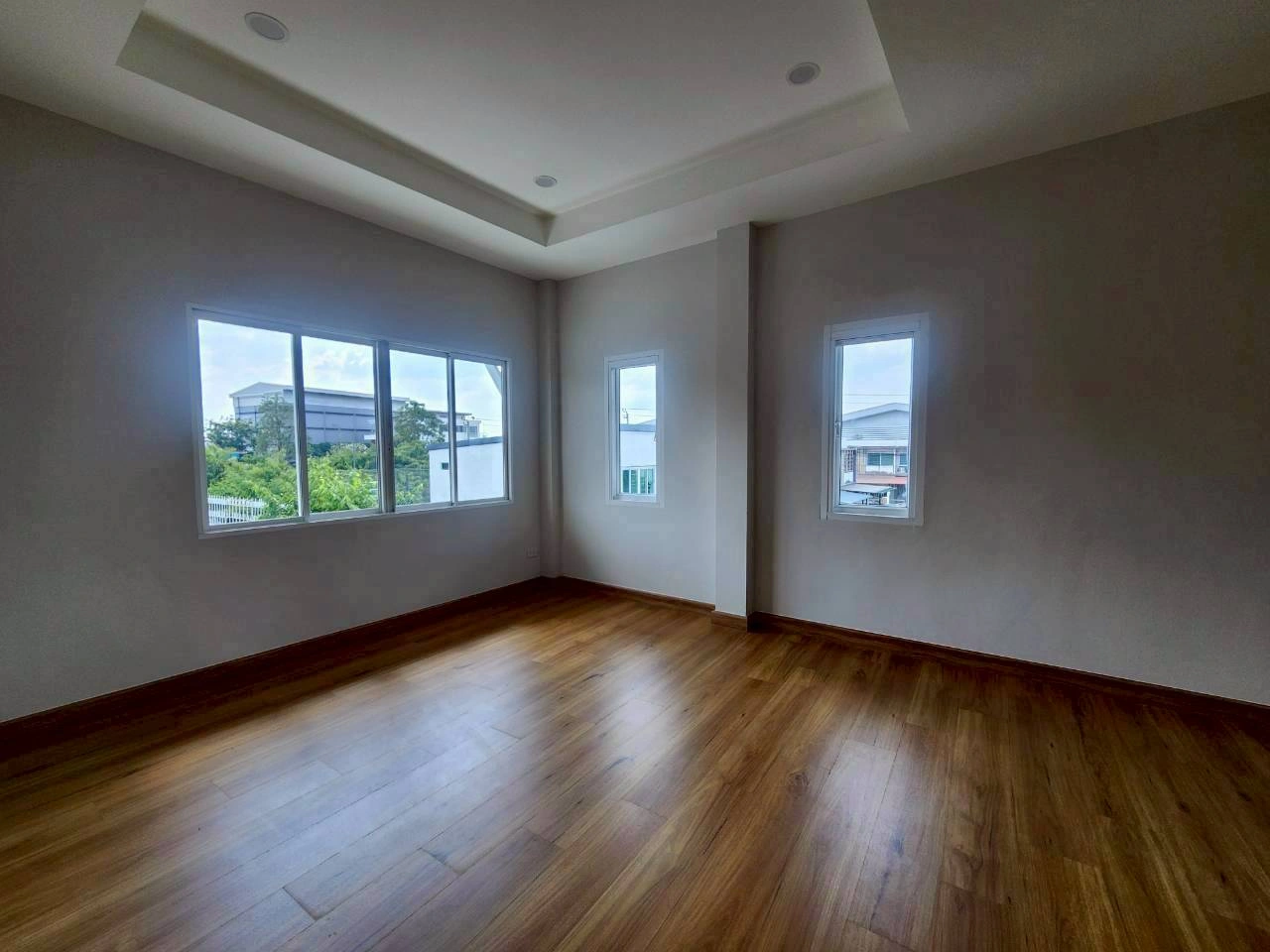 ปริญญดา เกษตร-นวมินทร์ แจ่มจันทร์ (หลังมุม)