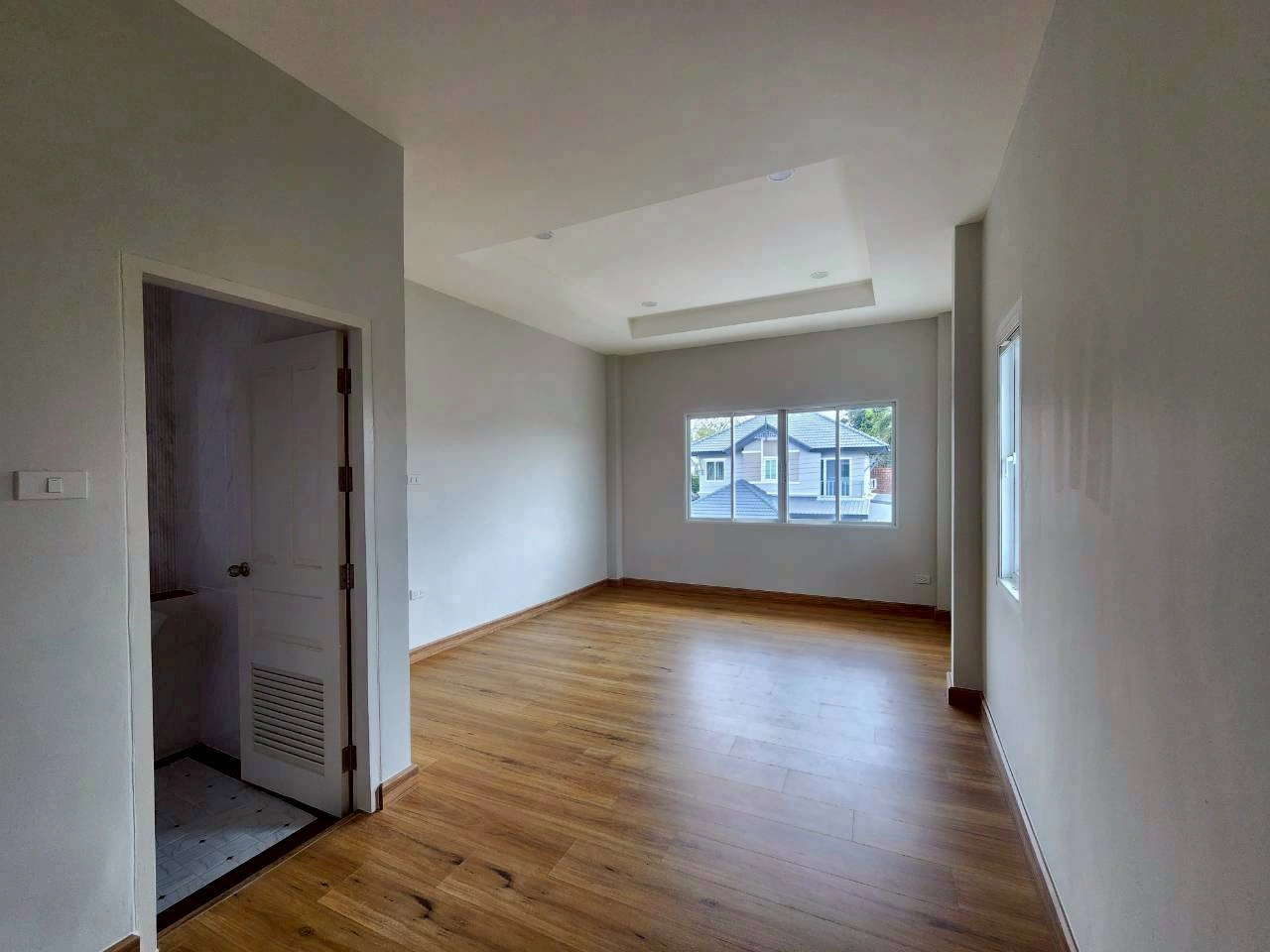 ปริญญดา เกษตร-นวมินทร์ แจ่มจันทร์ (หลังมุม)