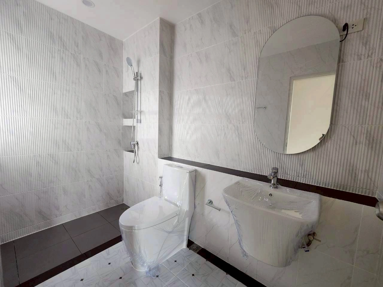 ปริญญดา เกษตร-นวมินทร์ แจ่มจันทร์ (หลังมุม)