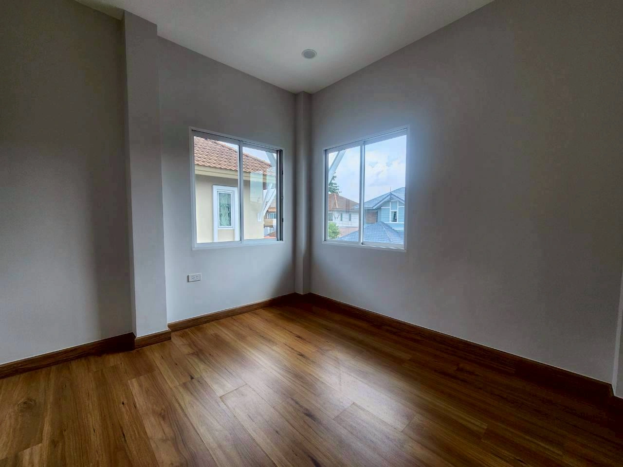 ปริญญดา เกษตร-นวมินทร์ แจ่มจันทร์ (หลังมุม)