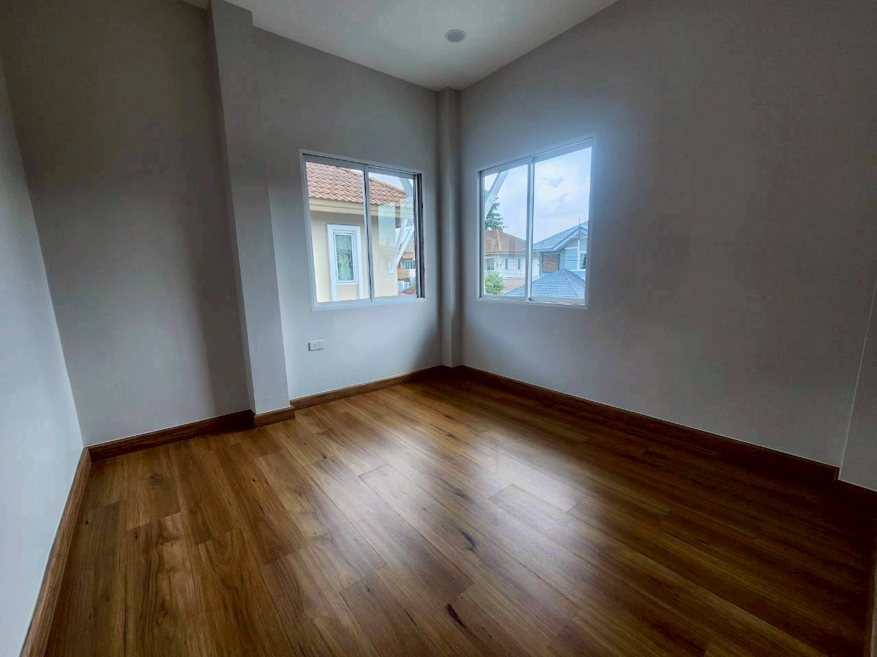 ปริญญดา เกษตร-นวมินทร์ แจ่มจันทร์ (หลังมุม)