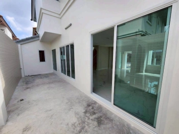 ปริญญดา เกษตร-นวมินทร์ แจ่มจันทร์ (หลังมุม)