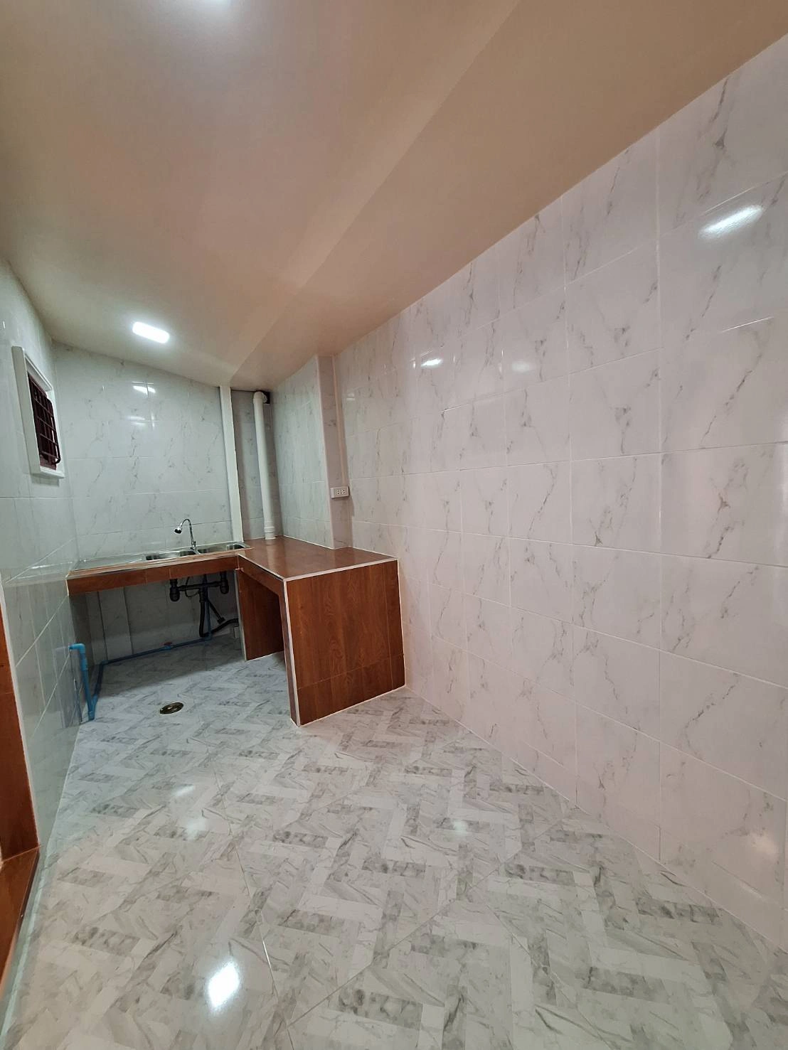 ขายถูก ทาวน์เฮ้าส์ 2 ชั้น ชุมชนประชาสำราญ หนองจอก รีโนเวทใหม่หมดทั้งหลัง