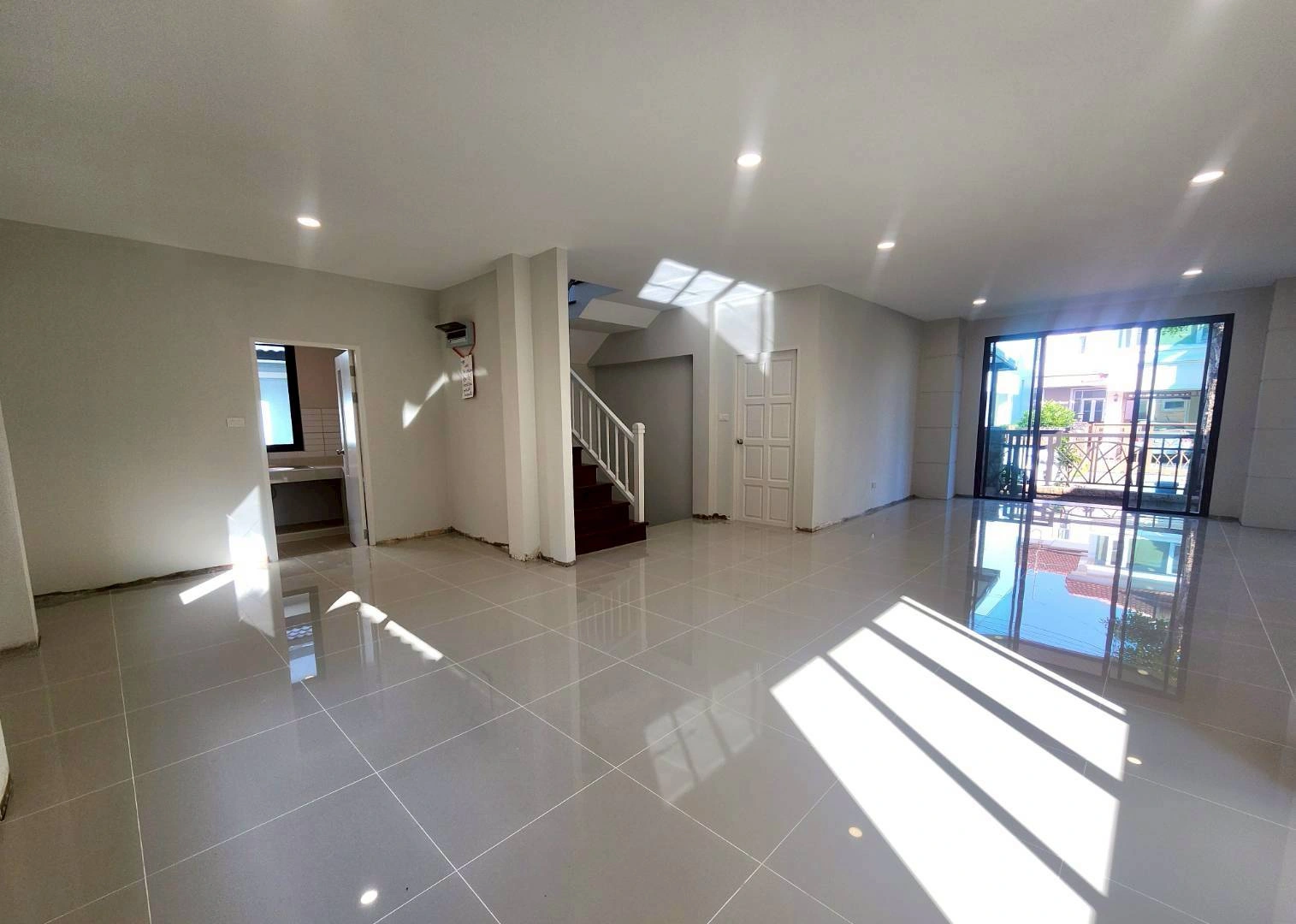 ธนาสิริ รัตนาธิเบศร์ บ้านมือสองตกเเต่งใหม่  บนทำเลเดินทางสะดวก เชื่อมต่อถนนรัตนาธิเบศร์ ถนนบางกรวย-ไทรน้อย ถนนราชพฤกษ์ ใกล้รถไฟฟ้าสายสีม่วง "สถานีบางพลู"