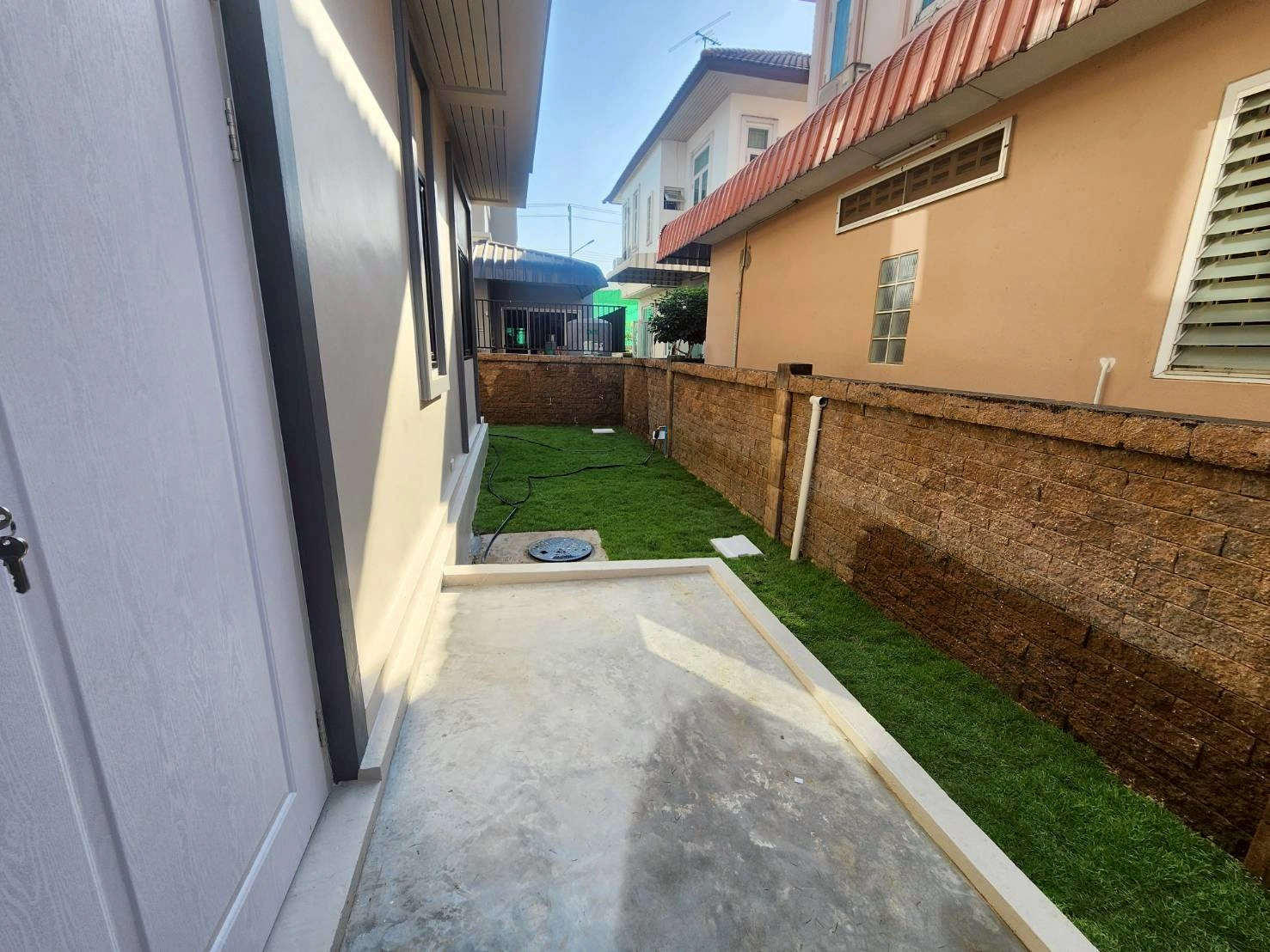 ธนาสิริ รัตนาธิเบศร์ บ้านมือสองตกเเต่งใหม่  บนทำเลเดินทางสะดวก เชื่อมต่อถนนรัตนาธิเบศร์ ถนนบางกรวย-ไทรน้อย ถนนราชพฤกษ์ ใกล้รถไฟฟ้าสายสีม่วง "สถานีบางพลู"