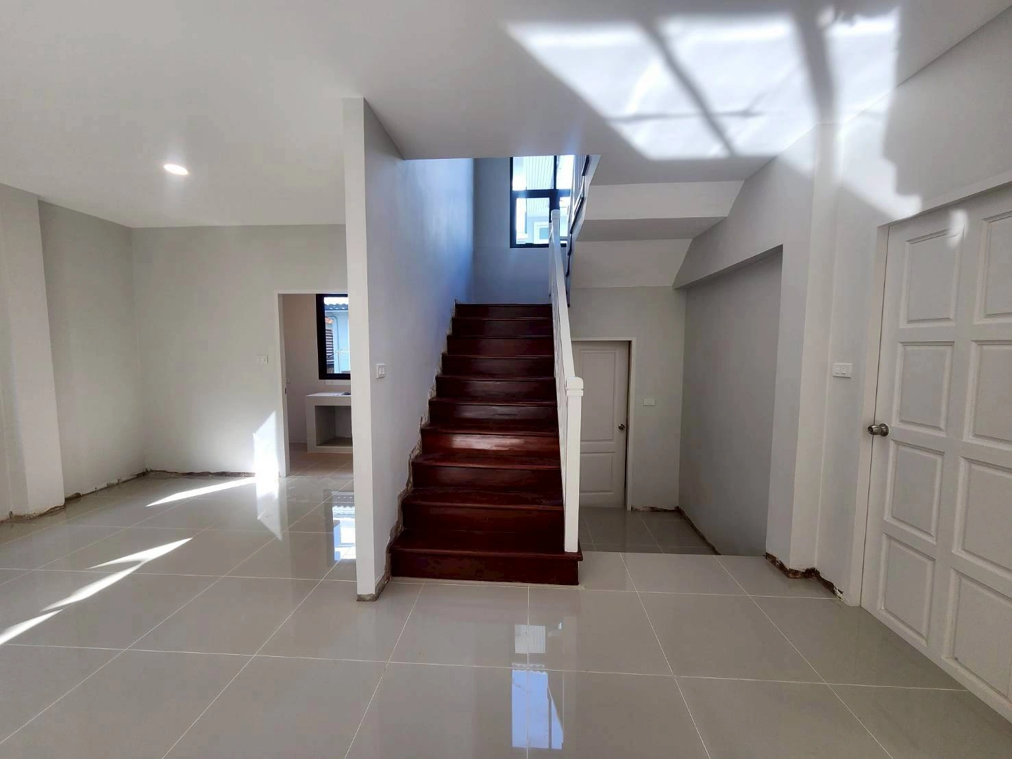 ธนาสิริ รัตนาธิเบศร์ บ้านมือสองตกเเต่งใหม่  บนทำเลเดินทางสะดวก เชื่อมต่อถนนรัตนาธิเบศร์ ถนนบางกรวย-ไทรน้อย ถนนราชพฤกษ์ ใกล้รถไฟฟ้าสายสีม่วง "สถานีบางพลู"