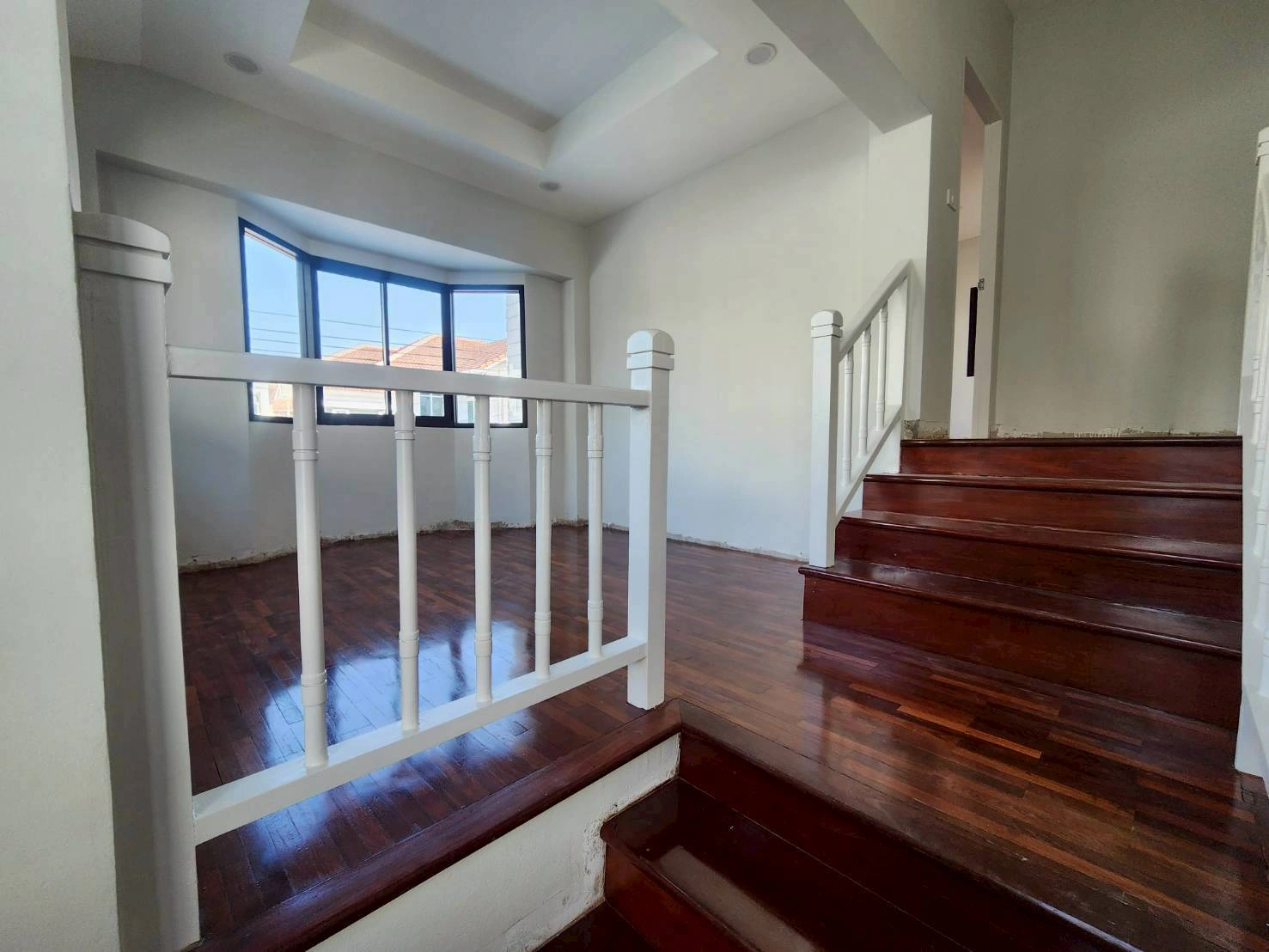 ธนาสิริ รัตนาธิเบศร์ บ้านมือสองตกเเต่งใหม่  บนทำเลเดินทางสะดวก เชื่อมต่อถนนรัตนาธิเบศร์ ถนนบางกรวย-ไทรน้อย ถนนราชพฤกษ์ ใกล้รถไฟฟ้าสายสีม่วง "สถานีบางพลู"