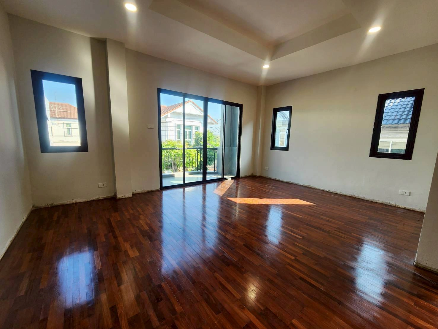 ธนาสิริ รัตนาธิเบศร์ บ้านมือสองตกเเต่งใหม่  บนทำเลเดินทางสะดวก เชื่อมต่อถนนรัตนาธิเบศร์ ถนนบางกรวย-ไทรน้อย ถนนราชพฤกษ์ ใกล้รถไฟฟ้าสายสีม่วง "สถานีบางพลู"